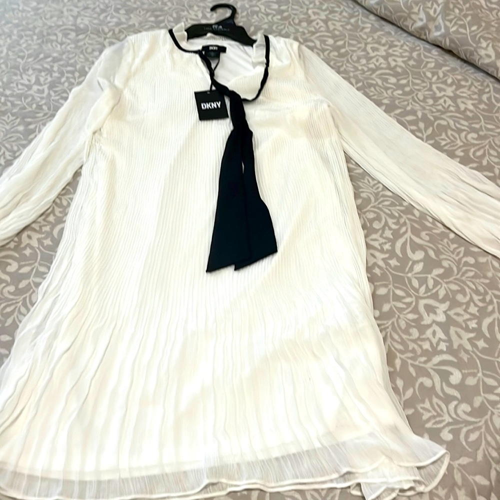DkNY dress IVORY / black size -S… full on hand with slightly ruffles ..
